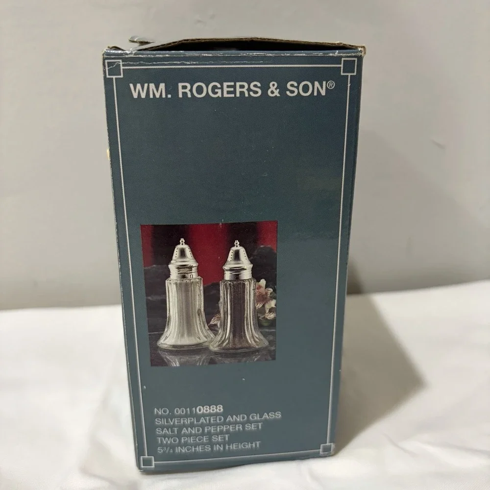 Wm. Rogers & Son Silver Plated Salt &‎ Pepper Shakers New Larger Sized Vintage